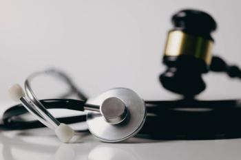 gavel stethoscope | © ipuwadol - stock.adobe.com